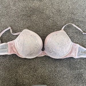 Victoria’s Secret bombshell push-up bra
